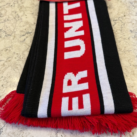 NWT - Mancehester United red/black skipper  scarf - - Picture 3 of 4